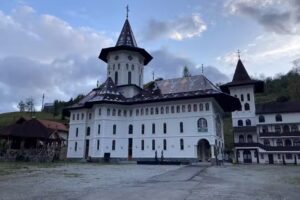 Biserica Acoperământul Maici Domnului