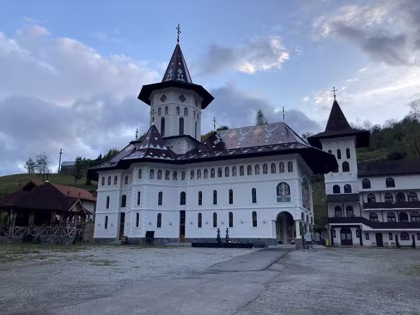 Biserica Acoperăm&acirc;ntul Maici Domnului