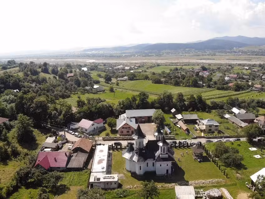 Biserica &bdquo;Acoperăm&acirc;ntul Maicii Domnului&rdquo; și &bdquo;Sf&acirc;ntul Pantelimon&rdquo; Capu Codrului