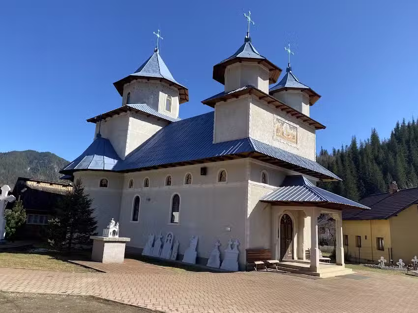 Biserica Adormirii Maicii Domnului Holda