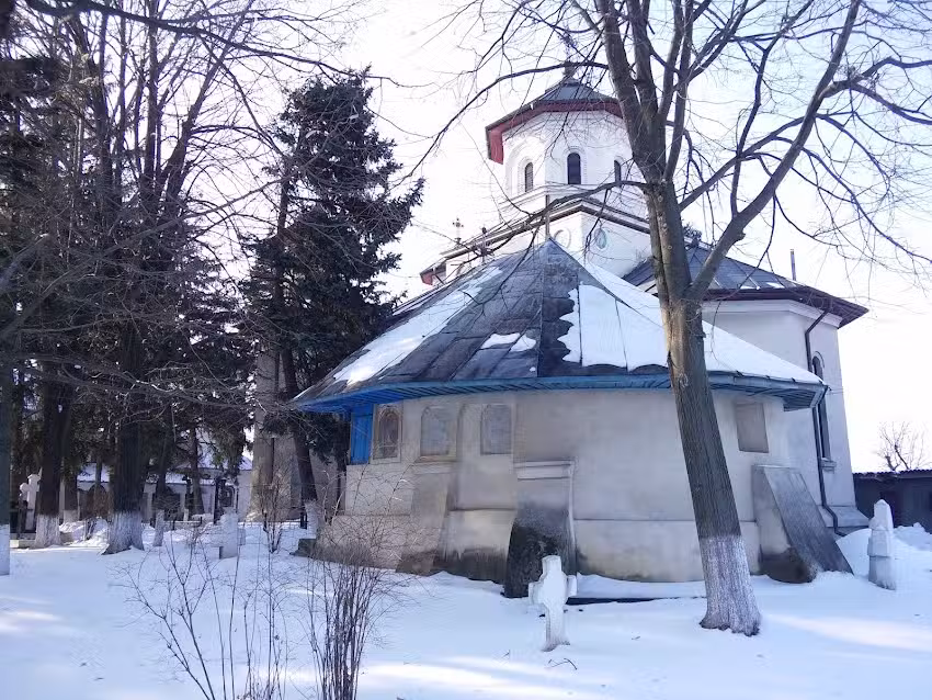 Biserica de lemn &bdquo;Adormirea Maicii Domnului&ldquo; (altarul şi pridvorul)
