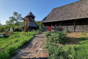 Biserica de lemn „Cuvioasa Paraschiva” construcție secolul al XVII-lea, monument istoric