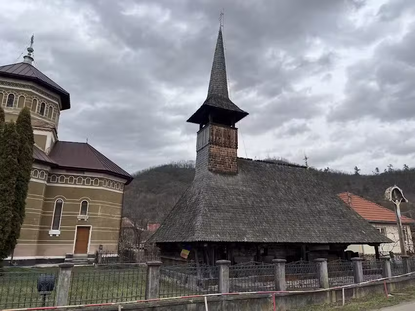 Biserica de lemn Sfinții Apostoli Petru și Pavel
