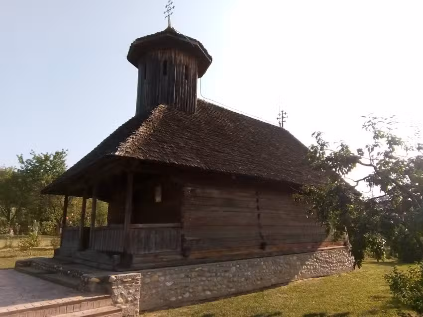 Biserica De Lemn Sfintii Apostoli Petru Și Pavel