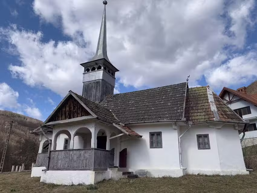 Biserica de lemn Sfinții Arhangheli