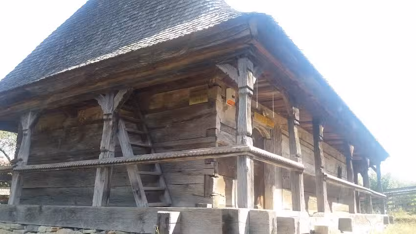 Biserica de lemn &bdquo;Sfinții Arhangheli Mihail și Gavriil&rdquo;