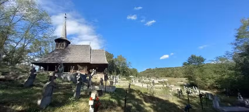 Biserica de lemn &bdquo;Sfinții Arhangheli Mihail și Gavriil&rdquo;