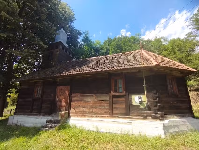 Biserica de lemn Sfinții Arhangheli Mihail și Gavriil