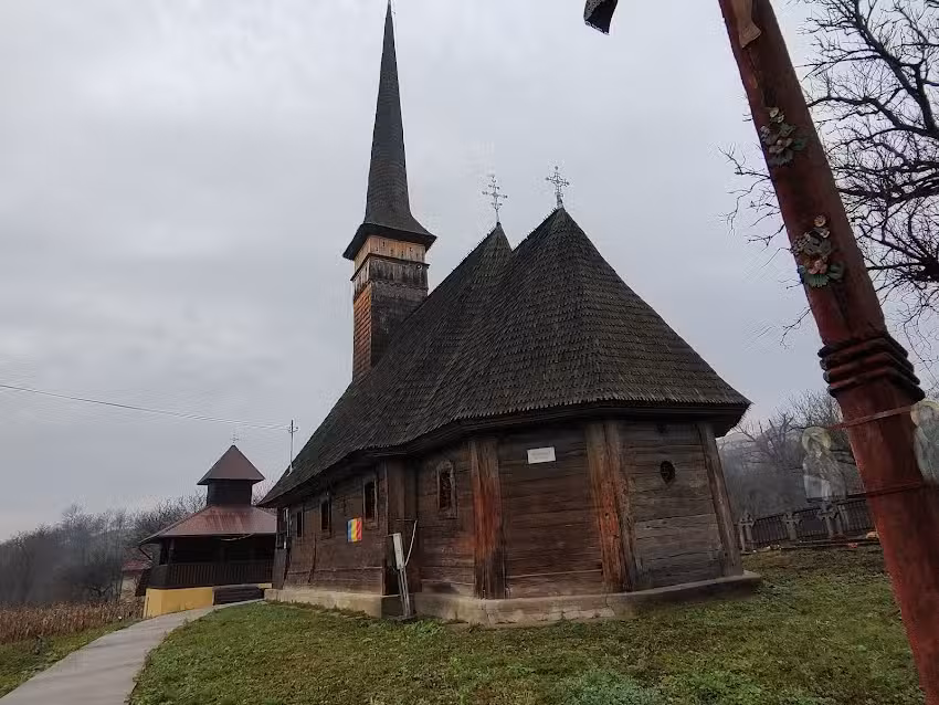 Biserica de lemn Sfinții Arhangheli Mihail și Gavriil