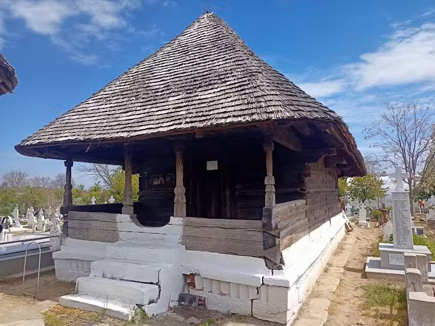 Biserica de lemn &bdquo;Sfinții Voievozi&rdquo;