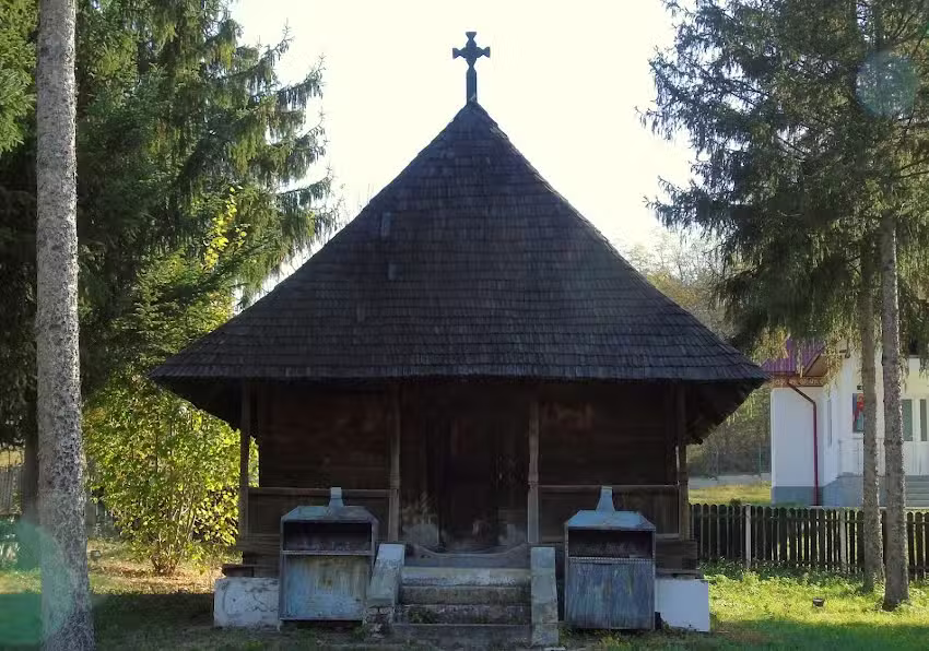 Biserica de lemn Sfintii Voievozi