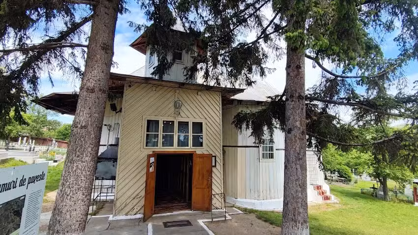 Biserica de Lemn Sfinții Voievozi