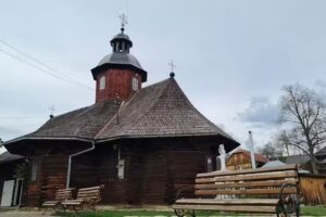 Biserica de lemn Sfinții Voievozi