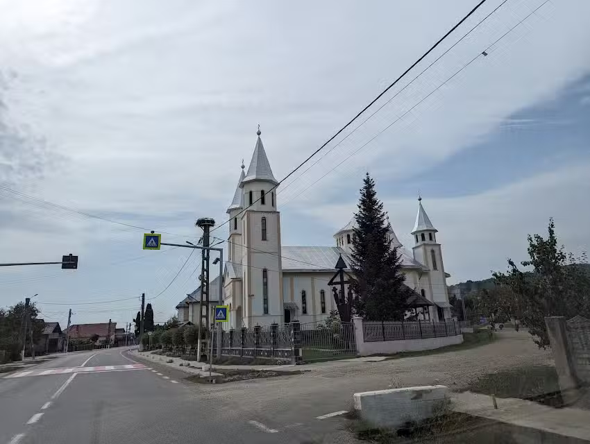 Biserica de zid &bdquo;Sfintii Arhangheli Mihail si Gavril&rdquo; G&acirc;rdani