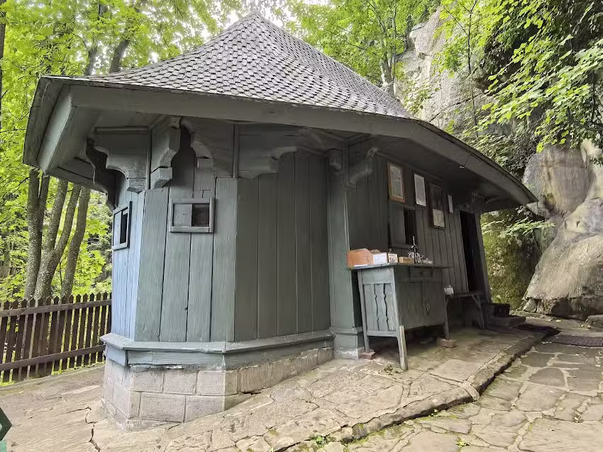 Biserica dintr-un brad Sihla