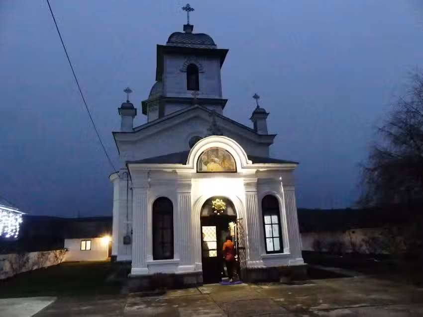 Biserica NAȘTEREA MAICII DOMNULUI, Livezeni