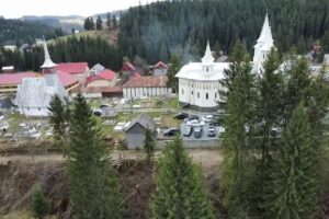 Biserica noua si cea de lemn Inaltarea Domnului