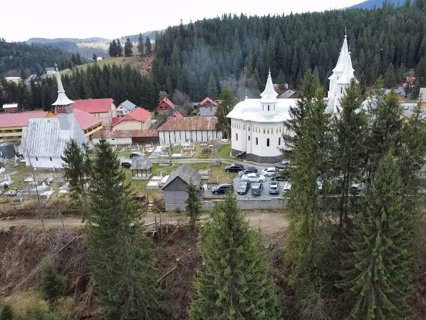 Biserica noua si cea de lemn Inaltarea Domnului