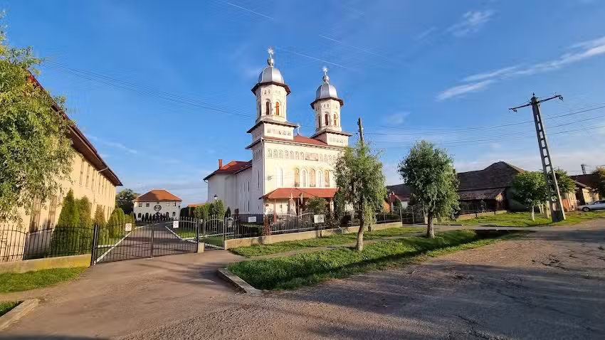 Biserica Ortodoxă cu hramul ,,Sf&acirc;ntul Ierarh Nicolae&rdquo; Reghin Apalina