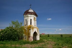 Biserica părăsită Măgureni