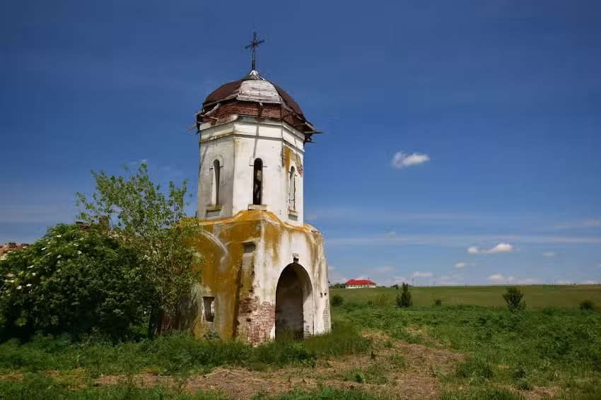 Biserica părăsită Măgureni