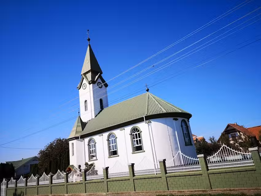 Biserica reformată (Reform&aacute;tus Templom Batiz)