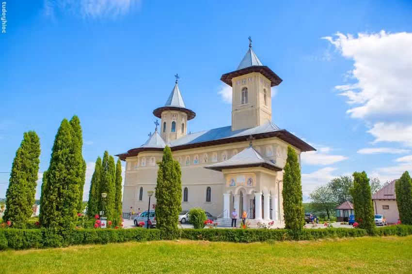 Biserica Sf. Apostoli Petru si Pavel Gazarie
