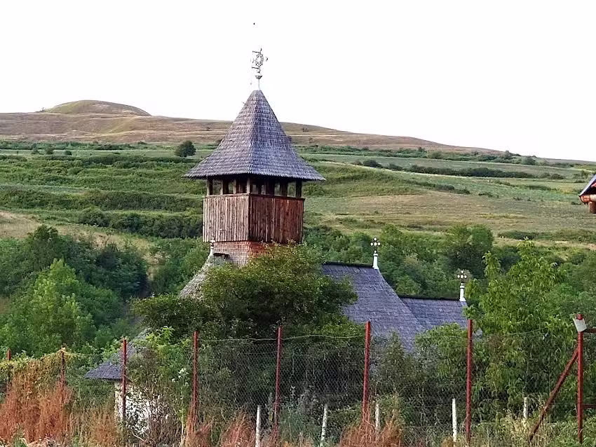 Biserica &bdquo;Sf. Arhangheli&rdquo;