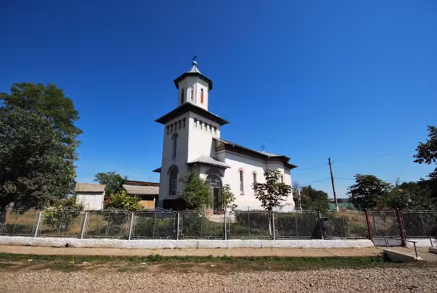 Biserica Sf. Dumitru Izvor&acirc;torul de Mir