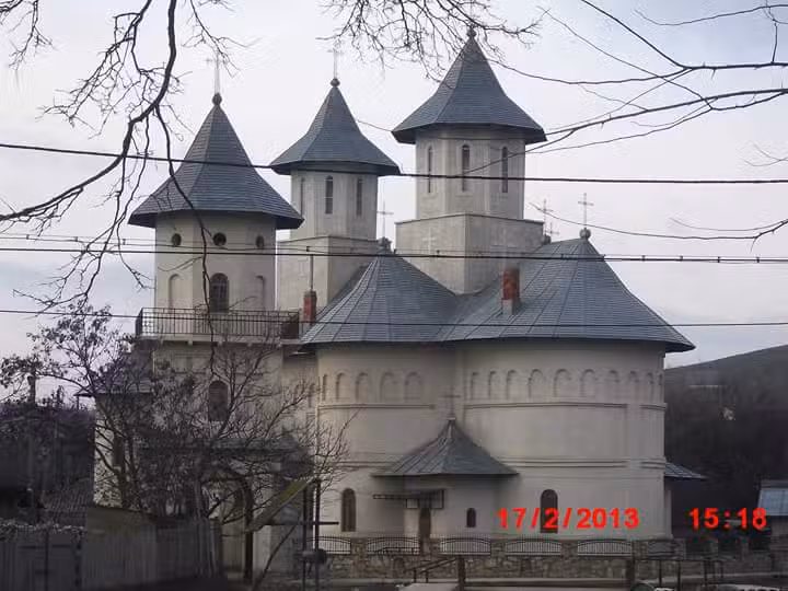 Biserica &bdquo;Sf&acirc;nta Treime&rdquo;