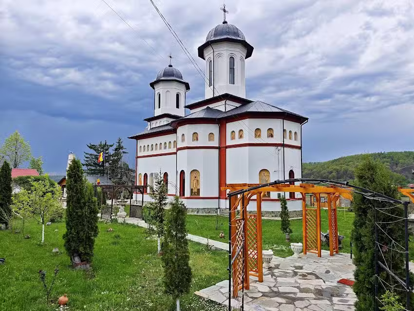 Biserica Sf&acirc;ntul Gheorghe Ticleni