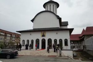 Biserica Sf&acirc;ntul Ierarh Calinic Cernicanul și Izvorul Tămăduirii
