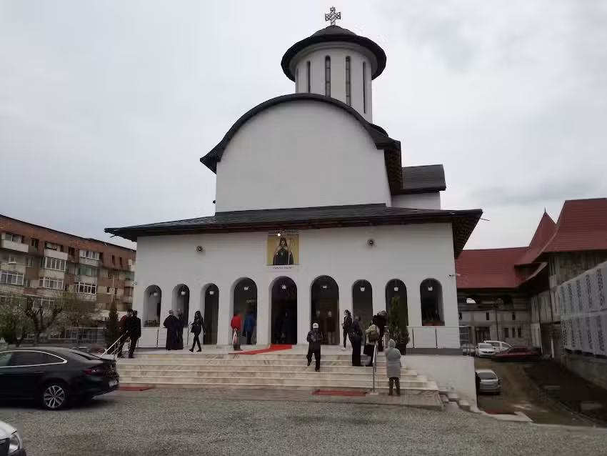Biserica Sf&acirc;ntul Ierarh Calinic Cernicanul și Izvorul Tămăduirii