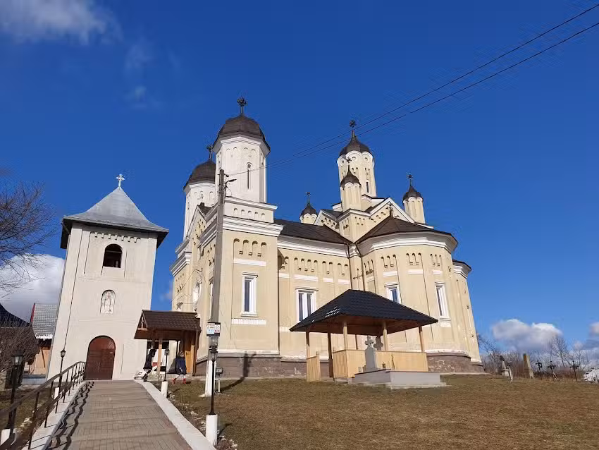 Biserica Sf&acirc;ntul Ioan cel Nou din Cacica
