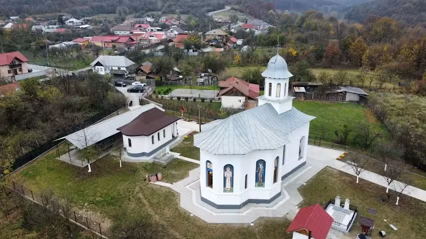 Biserica Sf&acirc;ntul Mare Mucenic Dimitrie Izvor&acirc;torul de Mir