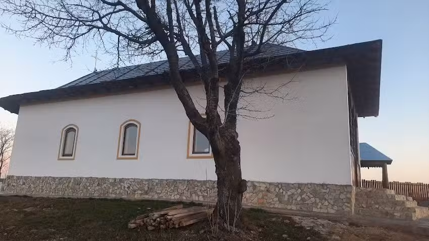 Biserica &bdquo;Sf&acirc;ntul Mare Mucenic Dimitrie, Izvor&acirc;torul de Mir&ldquo; Ghinghești