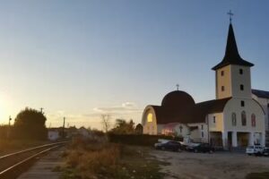 Biserica Sf&acirc;ntul Mucenic Pantelimon și Acoperăm&acirc;ntul Maicii Domnului