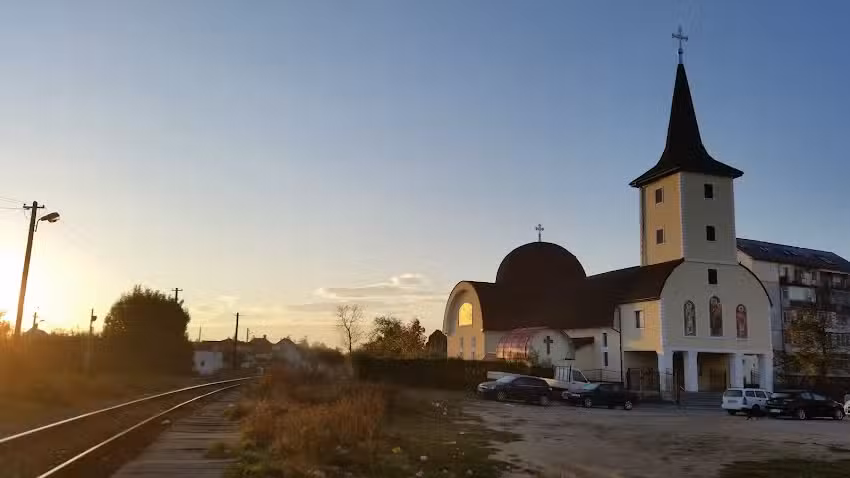 Biserica Sf&acirc;ntul Mucenic Pantelimon și Acoperăm&acirc;ntul Maicii Domnului