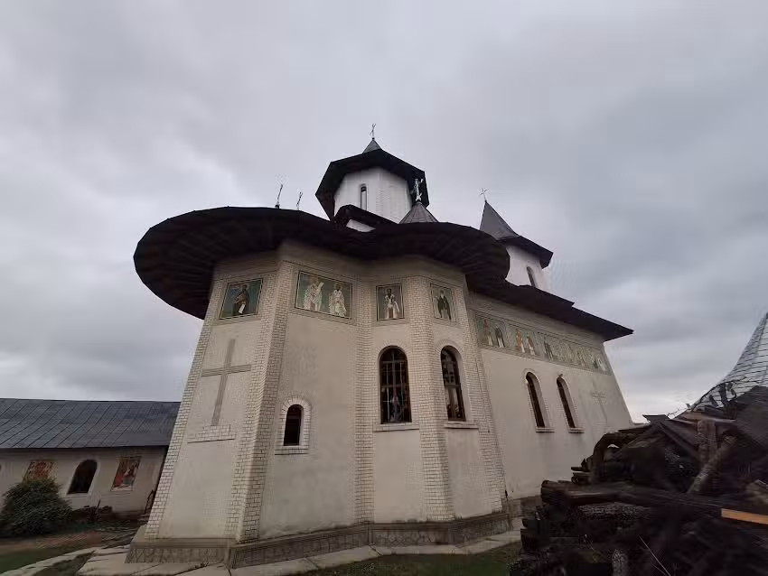 Biserica Sf&acirc;ntul Nicolae din Oglinzi (Rit Nou)