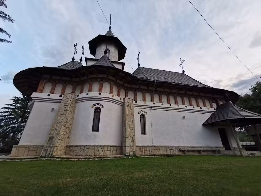 Biserica &bdquo;Sf&acirc;ntul Nicolae&rsquo;&rsquo; Oşlobeni