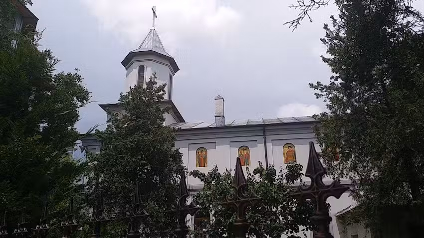 Biserica &bdquo;Sf&acirc;ntul Nicolae&rdquo; &ndash; Stroe