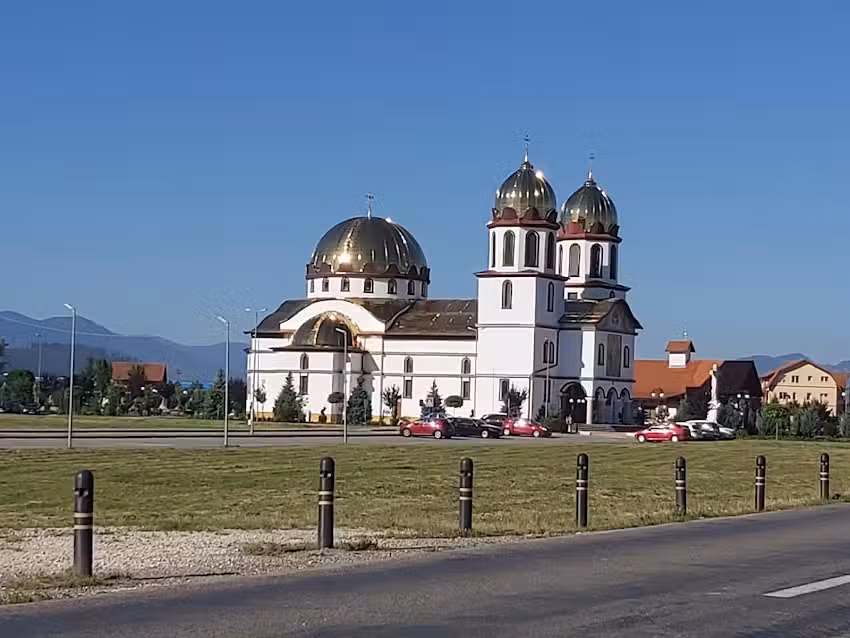 Biserica Sfinții Apostoli Petru și Pavel