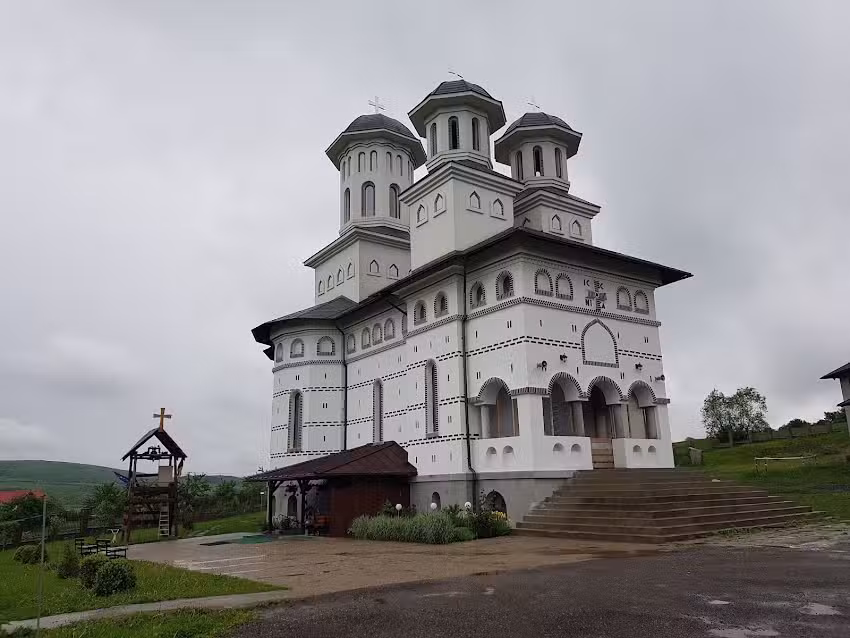 Biserica Sfinții Apostoli Petru și Pavel