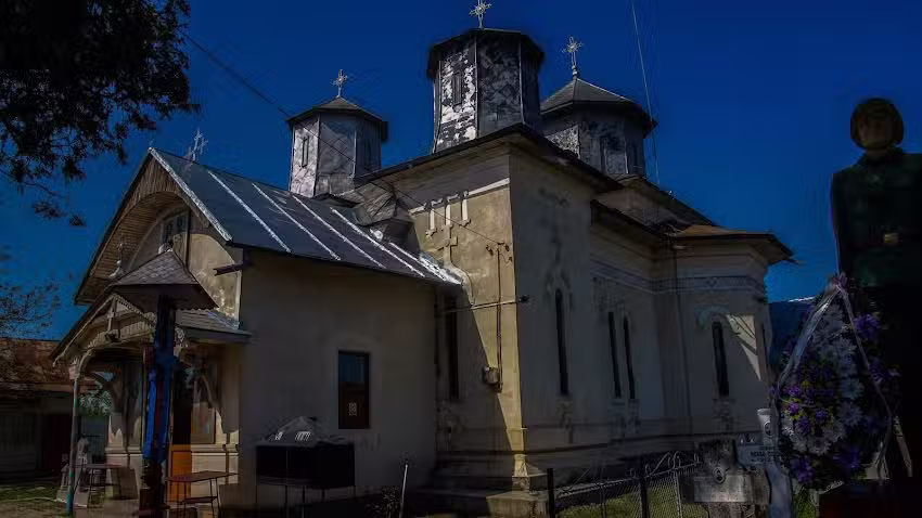 Biserica &bdquo;Sfinții Apostoli Petru și Pavel&ldquo; Ciorăști