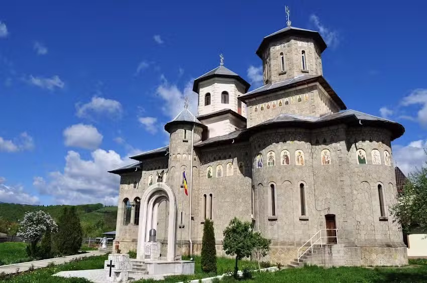 Biserica &bdquo;Sfinții Apostoli Petru și Pavel&rdquo; Dărmănești