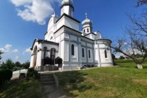 Biserica &bdquo;Sfinții Apostoli Petru și Pavel&ldquo; F&acirc;nt&acirc;nele