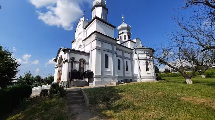 Biserica &bdquo;Sfinții Apostoli Petru și Pavel&ldquo; F&acirc;nt&acirc;nele