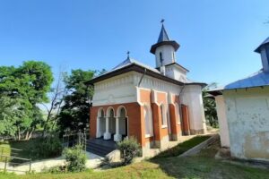 Biserica &bdquo;Sfinții Apostoli Petru și Pavel&ldquo; Puricani