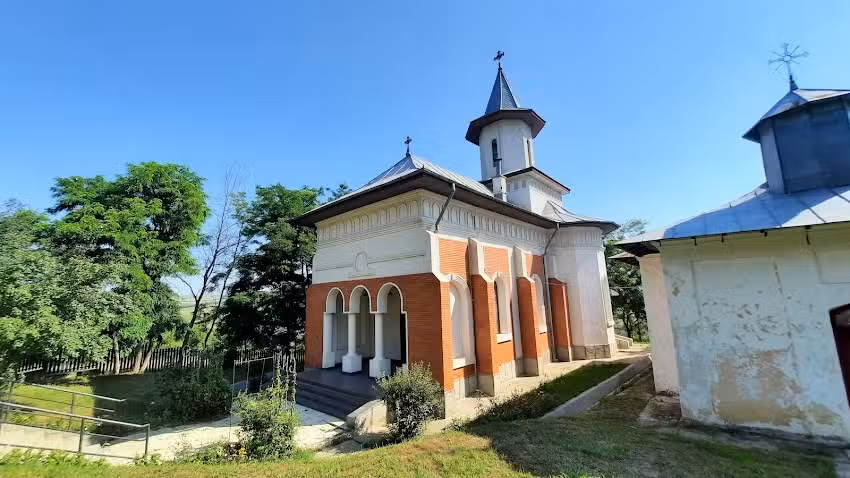 Biserica &bdquo;Sfinții Apostoli Petru și Pavel&ldquo; Puricani