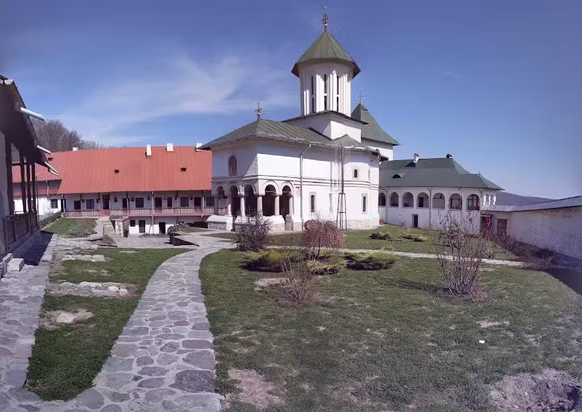 Biserica Sfinții Arhangheli Mihail și Gavriil